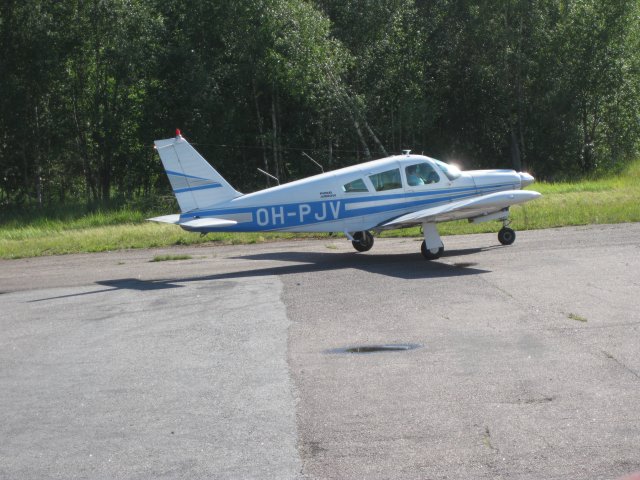 Piper PA-28R-200 Cherokee Arrow OH-PJV EFHN 2008-07-17