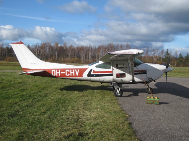 Reims-Cessna F182Q Skylane II OH-CHV EFHN 2008-10-18