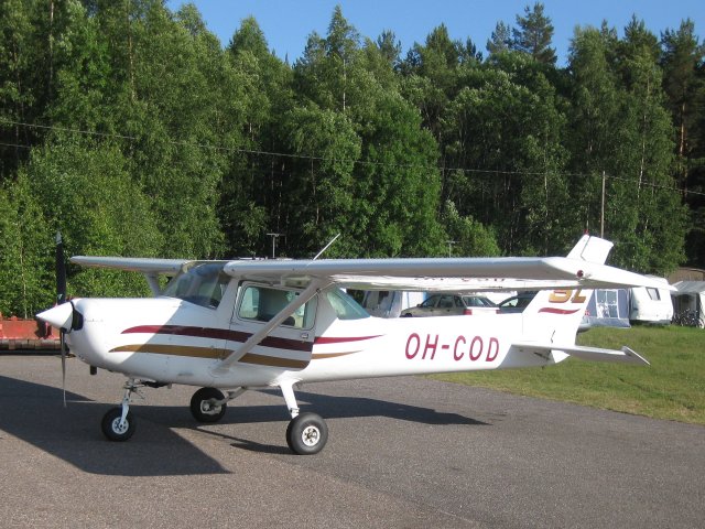 Cessna C152 II OH-COD EFHN 2009-07-03