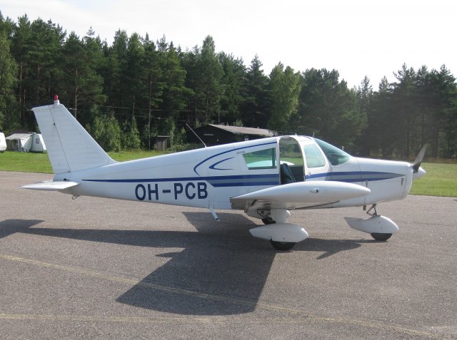 Piper PA-28-140 Cherokee B OH-PCB EFHN 2009-08-04