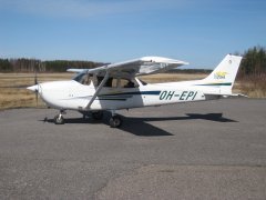 Cessna 172S Skyhawk SP OH-EPI EFHN 2009-04-19