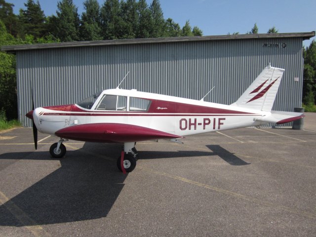 Piper PA-28-140 Cherokee OH-PIF EFHN 2011-07-11