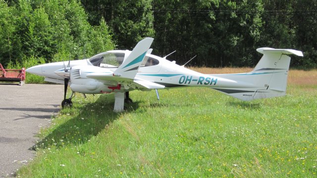 Diamond DA42 Twin Star OH-RSH EFHN 2011-07-16