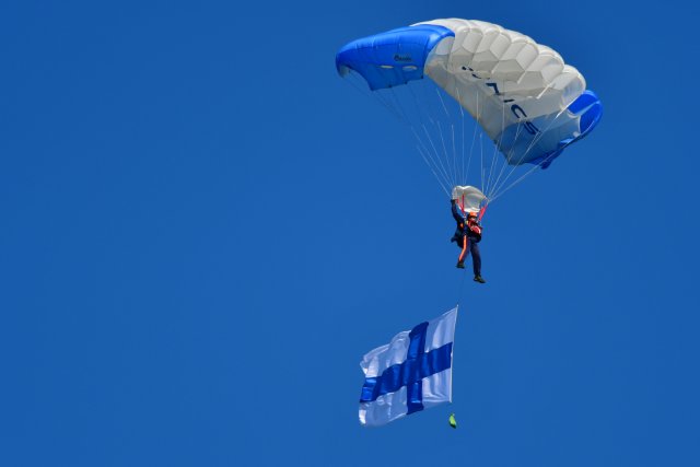 Lipun toi juhlapaikalle Alavuden laskuvarjokerho