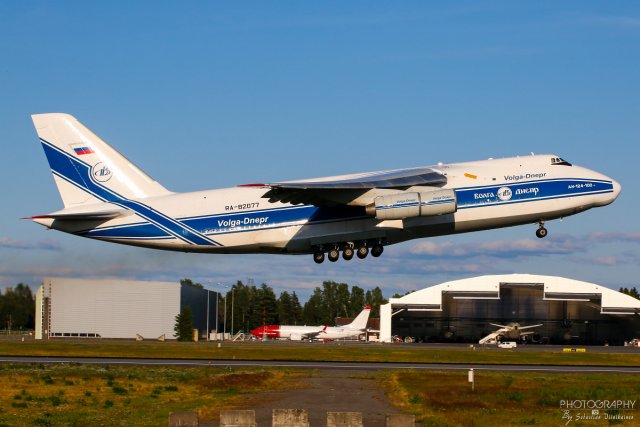 RA-82077 Volga-Dnepr Antonov AN-124 lähdössä mukavassa iltavalossa.