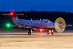 OH-WAU Pilatus PC-12 piipahti nopealla pysähdyksellä.