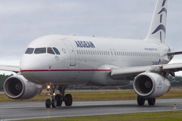 Aegean Air A320-232 SX-DGO rullaa kiitotielle 30