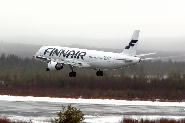 OH-LZC Airbus A321-211 laskussa kiitotielle 16