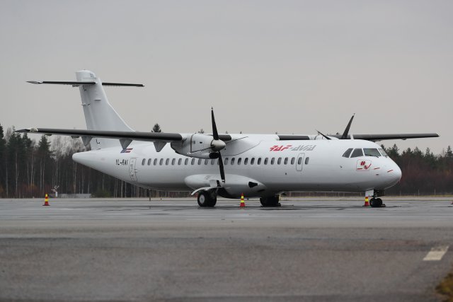 YL-RAI RAF Avian ATR 72 niinikään tänään Turussa.