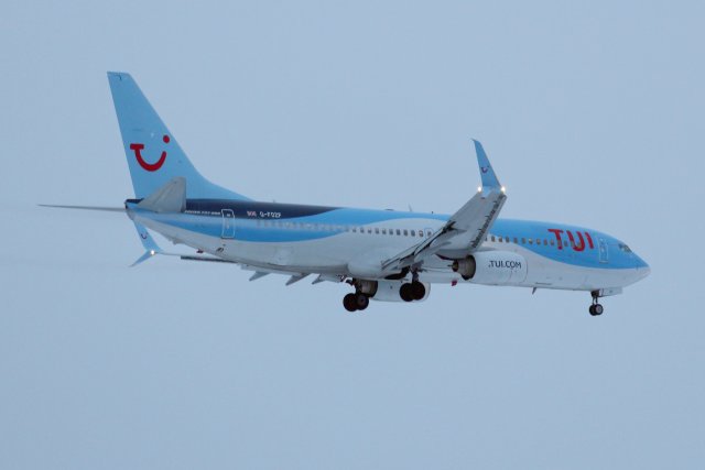 27.12 G-FDZF Boeing 737-8K5