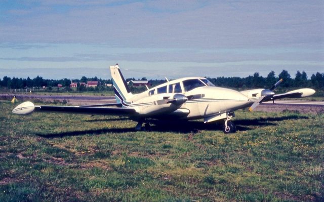 Piper PA-30-160 Twin Comanche B OH-PAR EFHN 1980s