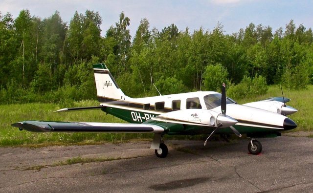 Piper PA-34-220T Seneca V OH-PKO EFHN 2012-07-08