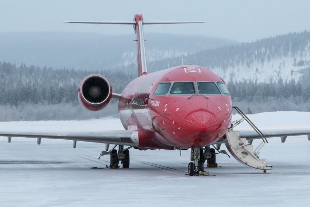 VQ-BFI. Bombardier CRJ-200ER, matkustajat kyytiin.