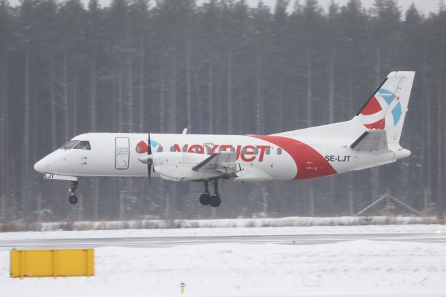 SE-LJT Saab 340 tänään Tukholmasta laskussa 12:lle kevyessä lumipöllyssä.