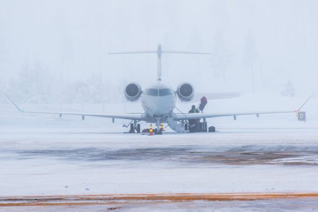 9H-VCA. Bombardier Challenger 350. Sakea pakkassumu kentällä.