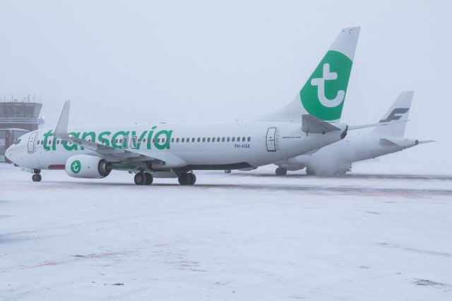 PH-HXK. Finnair valmistautuu lähtöön, litkut pintaan ja kohti Hesaa.