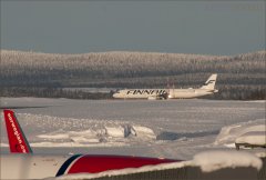 Lumikasan päältä näkee kauas! OH-LZF kääntää rwy 21:lle.