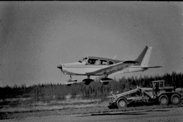 Piper PA-28-151 Cherokee Warrior OH-PDR EFHN 1976