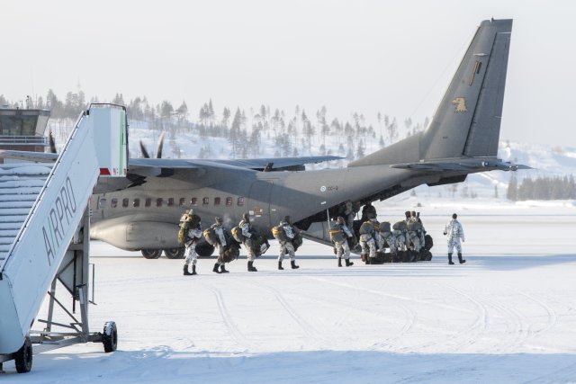 CC-2. Poka kyytiin erämaahan pudotusta varten.