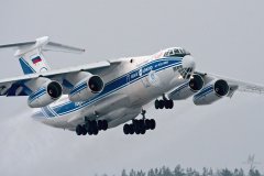 Ilyushin IL-76 ponnistaa...