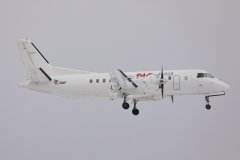 YL-RAF RafAvian Saab 340B laskussa 12:lle puoliltapäivin.