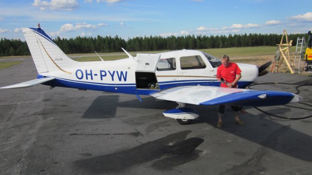 Piper PA-28-181 Cherokee Archer II OH-PYW EFJM 2011-07-20