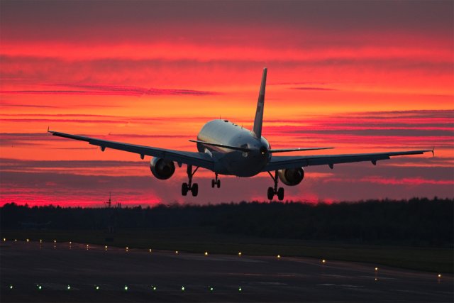 Yöbussi OH-LXL sai taustakseen auringonlaskun jälkihehkun