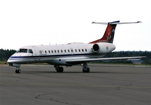 Belgian ilmavoimien ERJ-145 toi vieraita merivoimien vuosipäiville.