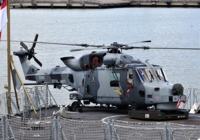 westland lynx Turun satamassa olevan HMS Montrosen kannella.