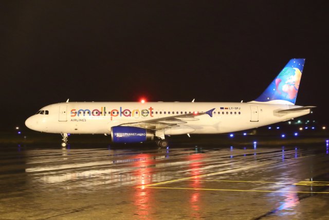 Small Planet A320 LY-SPJ Pafokselta tänään10.11.