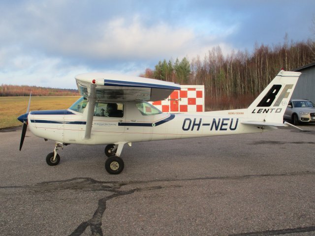 Reims/Cessna FA152 Aerobat OH-NEU EFHN 2018-11-17