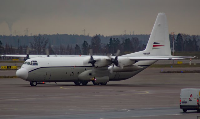 H&T Airways L-100 Hercules N3755P rullailemassa kiitotie 22L:lälle