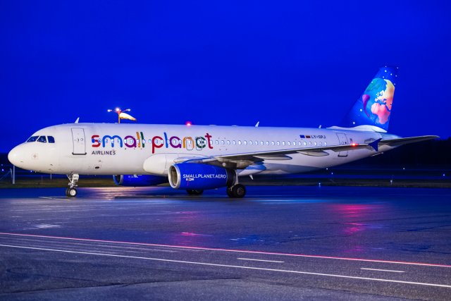 LLC35Q aamuhämärissä siirtona kohti Malagaa, A320 LY-SPJ