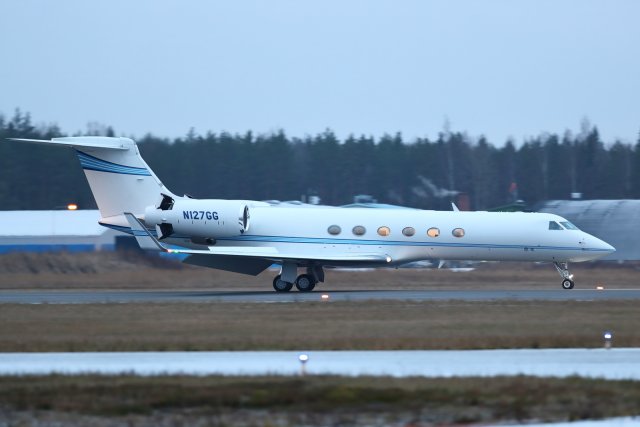 N127GG Gulfstream 5 poikkesi tänään 12.12. aamuhämärissä.