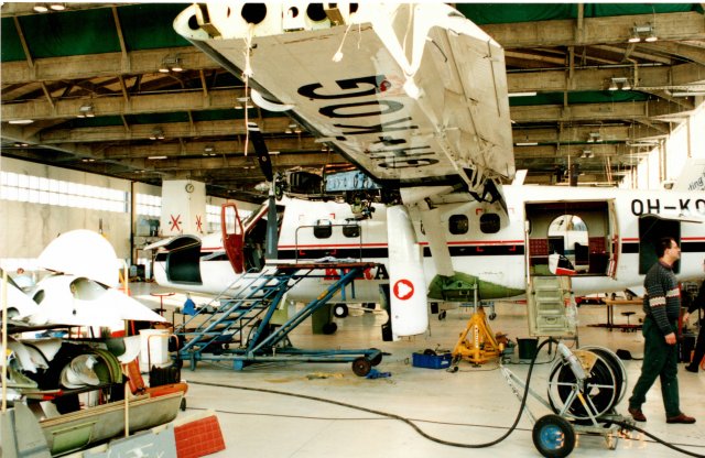 De Havilland Canada DHC-6-300 Twin Otter OH-KOG EFHK 1990s