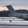 Kanadan ilmavoimien Globemaster III rullailemassa kohti ständi 322.