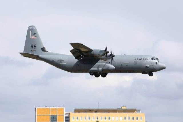 USAF C-130J Hercules  08-3176 laskussa 12:lle 8.5.2019