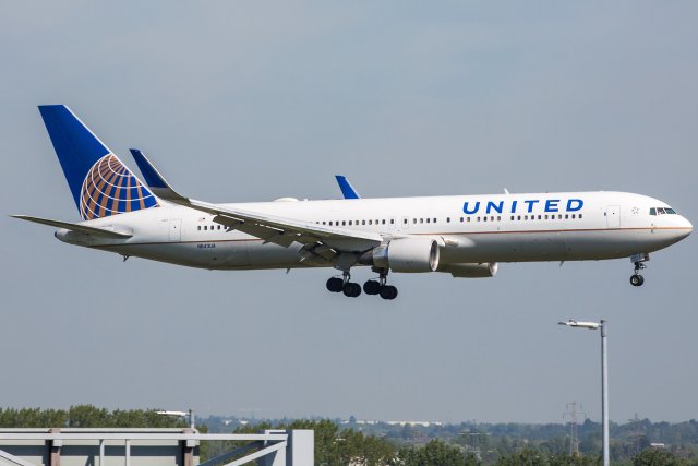 United Airlines Boeing 767-322(ER)(WL) N643UA