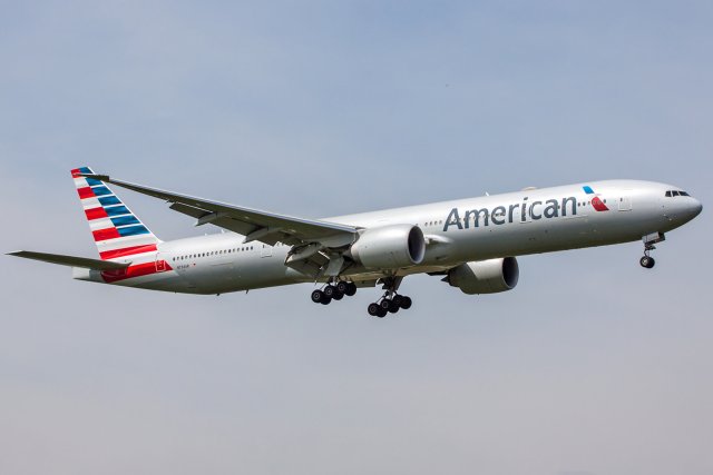 American Airlines Boeing 777-323(ER) N734AR