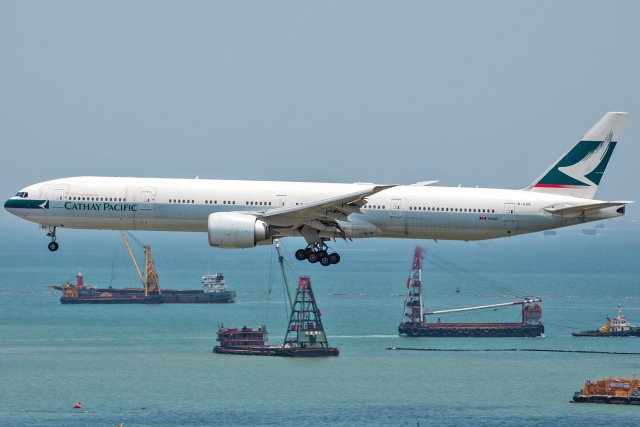 Cathay Pacific Boeing 777-367(ER) B-KQR