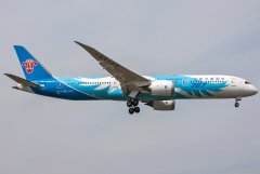 China Southern Airlines Boeing 787-9 Dreamliner B-1242