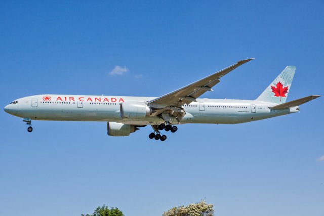 Air Canada Boeing 777-333(ER) C-FKAU