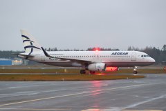 SX-DGY Aegean Airlines Airbus A320-232 saapuu aamuhämärissä Haniasta 25.10.2019