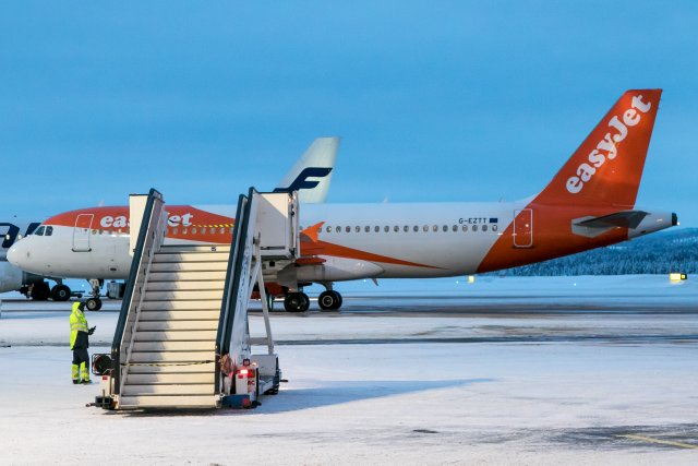 G-EZTT. Tapaninpäivän liikennettä Ivalossa.