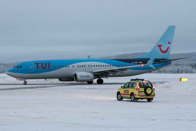 G-FDZD. Boeing 737-8K5