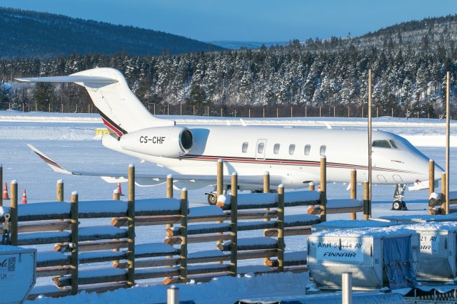 CS-CHF. Bombardier Challenger 300