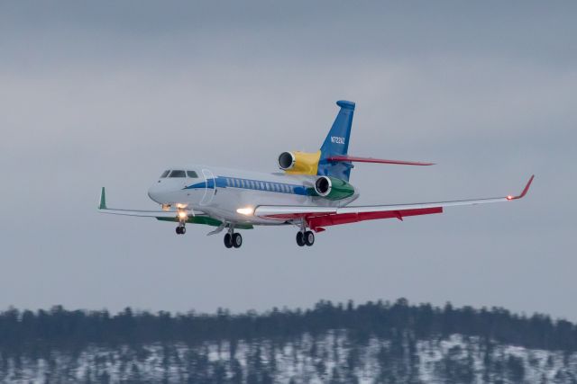 N722AZ. Dassault Falcon 7X. Suora lento Oaklandista Ivaloon