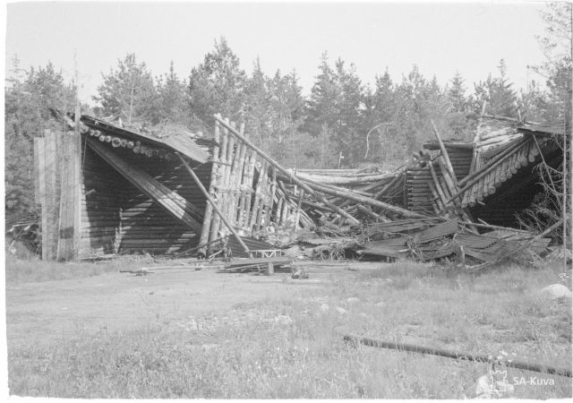 Ryssien räjäyttämiä lentokonesuojia. Hanko 1942-08-20