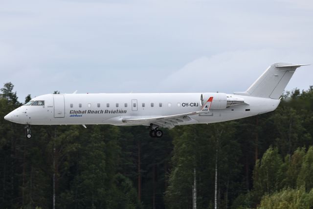 OY-CRJ Canadair CRJ-200LR laskussa 12:lle 27.8.2021