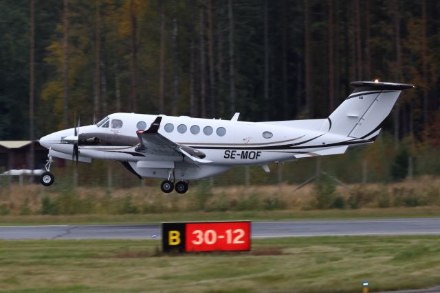 SE-MOF King Air 350 24.9.2021 laskussa 12:lle